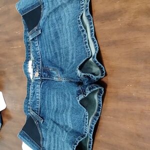 Isabel maternity shorts